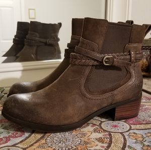 Never Worn Distressed Style Women's UGGs sz 8.5